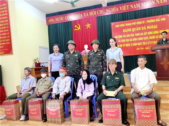 Ban CHQS TP Uông Bí: hành quân dã ngoại làm công tác dân vận tại phường Bắc Sơn