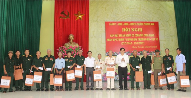 Phường Phương Nam gặp mặt, tặng quà người có công nhân kỷ niệm 75 năm ngày thương binh, liệt sỹ