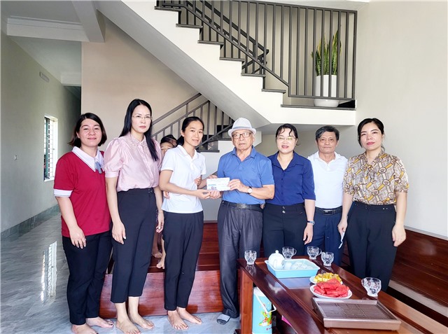 Tặng quà đối tượng chính sách nhân kỷ niệm Ngày Thương binh, liệt sỹ 27/7