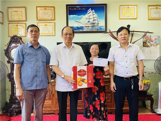 Phường Thanh Sơn thăm, tặng quà người có công nhân kỷ niệm 75 năm ngày thương binh, liệt sỹ 