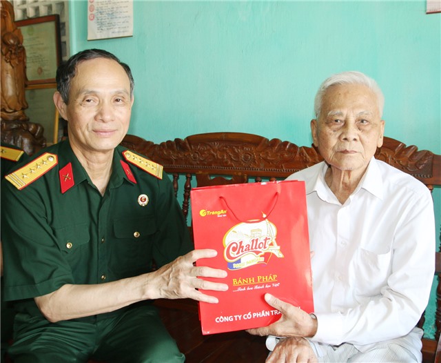 Thường trực Hội CCB Thành phố thăm, tặng quà hội viên nhân kỷ niệm 75 năm ngày Thương binh - Liệt sỹ