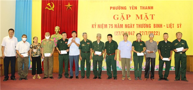 Phường Yên Thanh gặp mặt, tặng quà người có công 