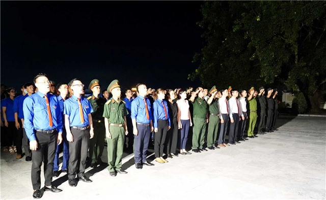 Lễ thắp nến tri ân các Anh hùng liệt sỹ 