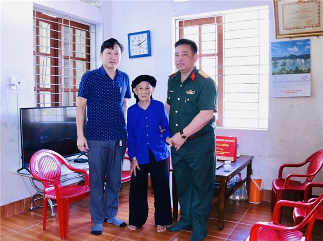 Ban CHQS thành phố thăm, tặng quà Mẹ Việt Nam Anh hùng, người có công