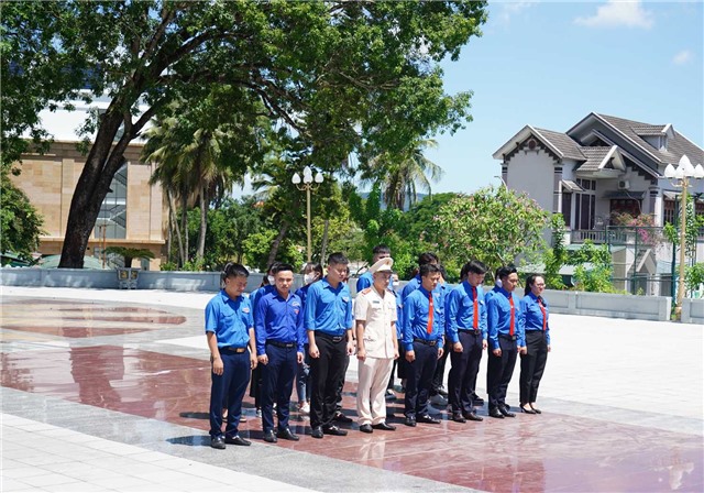 Đoàn đại biểu Đại hội Đoàn TNCS Hồ Chí Minh thành phố Uông Bí lần thứ XVIII báo công tại Đài tưởng niệm Bác Hồ