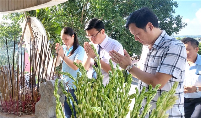 Đoàn Đại biểu phường Thanh Sơn viếng Anh hùng liệt sỹ 