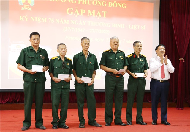 Phường Phương Đông: gặp mặt, tặng quà người có công với cách mạng