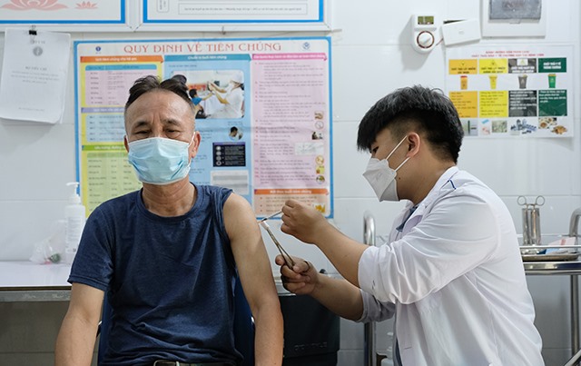 Sáng 5/7: Biến thể phụ BA.5 có thể tiếp tục xâm nhập; Phát động chiến dịch tiêm vaccine COVID-19 mũi 3 và 4