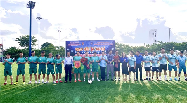 Giao hữu bóng đá và trao kinh phí hỗ trợ xây dựng ngôi nhà khăn quàng đỏ