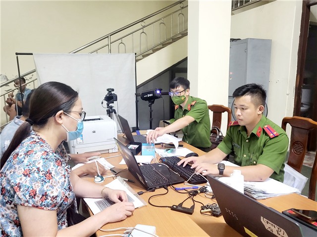 Công an phường Quang Trung thực hiện đợt cao điểm cấp CCCD gắn chip và tài khoản định danh điện tử cho công dân 