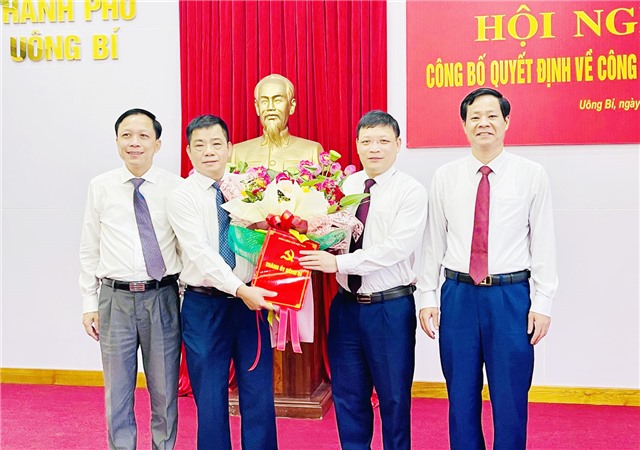 Công bố quyết định về công tác cán bộ 