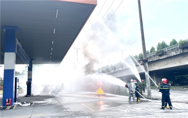 Thực tập phương án chữa cháy và cứu nạn cứu hộ tại Cửa hàng 61 - Xí nghiệp xăng dầu Quảng Ninh