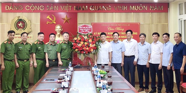 Lãnh đạo thành phố Uông Bí chúc mừng Ngày truyền thống lực lượng Công an nhân dân