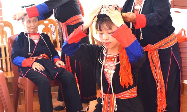 Thăm làng người Dao ở Thượng Yên Công