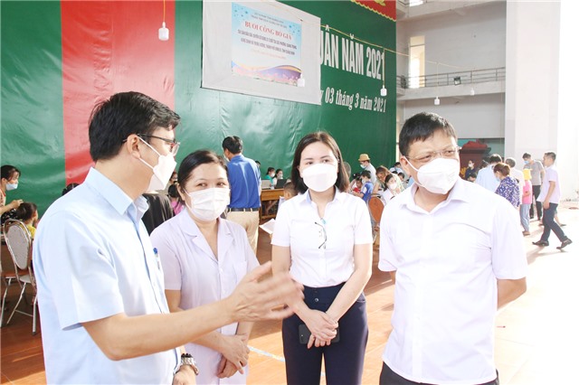 Đồng chí Nghiêm Xuân Cường – Bí thư Thành uỷ, Chủ tịch HĐND thành phố kiểm tra công tác tiêm vắc xin phòng Covid-19 cho trẻ em từ 5 đến dưới 12 tuổi