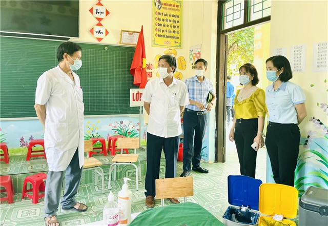 Lãnh đạo thành phố kiểm tra công tác tiêm vắc-xin phòng Covid-19 cho trẻ em