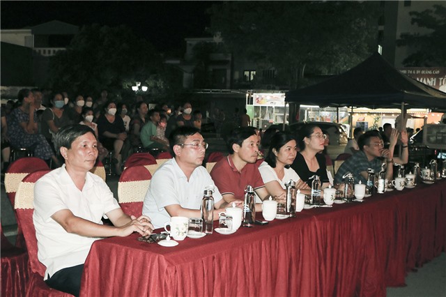 Biểu diễn nghệ thuật quần chúng chào mừng kỷ niệm 77 năm Ngày Cách mạng tháng Tám và Quốc khánh 2-9