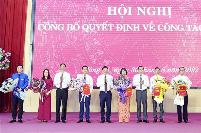 Công bố các quyết định về công tác cán bộ