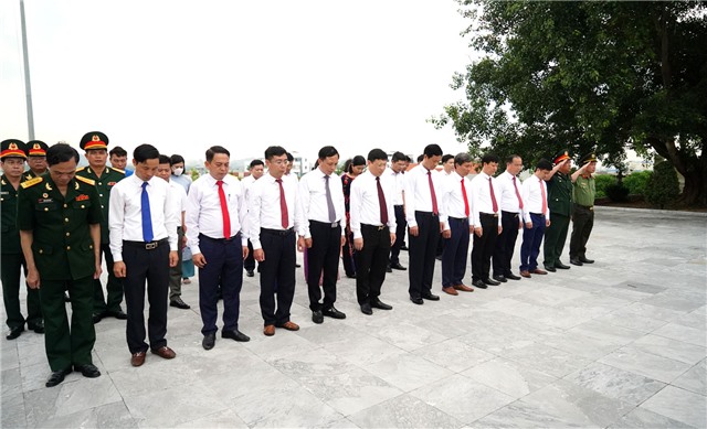 Lãnh đạo thành phố viếng anh hùng liệt sỹ, dâng hương tại Đài tưởng niệm Bác Hồ