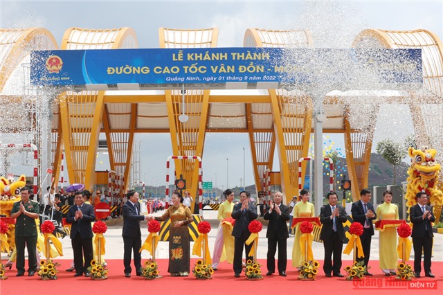 Thủ tướng Phạm Minh Chính cắt băng khánh thành cao tốc Vân Đồn - Móng Cái