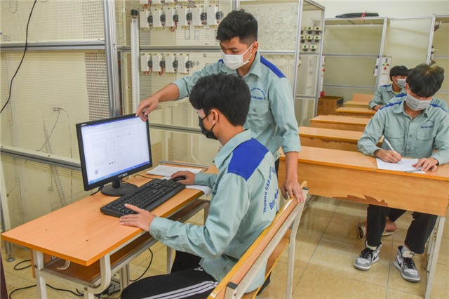 Phát triển nguồn nhân lực đáp ứng yêu cầu phát triển nhanh, bền vững