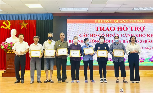 Phường Quang Trung trao hỗ trợ cho các gia đình có hoàn cảnh khó khăn bị ảnh hưởng bởi cơn bão số 3