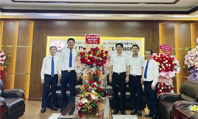 Chủ tịch UBND thành phố Phạm Tuấn Đạt chúc mừng kỷ niệm 15 năm thành lập Công ty Kho vận Đá Bạc - Vinacomin 