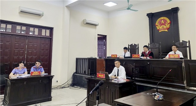 Xét xử công khai sơ thẩm theo hình thức trực tuyến đối với 5 vụ án Tàng trữ trái phép chất ma tuý trên địa bàn TX Đông Triều