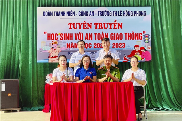 Ngoại khoá tuyên truyền “Học sinh với an toàn giao thông” tại Trường TH Lê Hồng Phong 