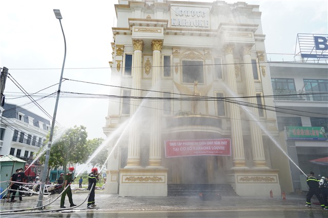 Thực tập phương án chữa cháy, cứu hộ cứu nạn tại cơ sở karaoke Louvre, phường Yên Thanh