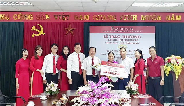 Agribank chi nhánh TP. Uông Bí: trao giải Nhất cho khách hàng trúng thưởng chương trình “Mùa hè xanh – Tăng nhanh tích lũy”