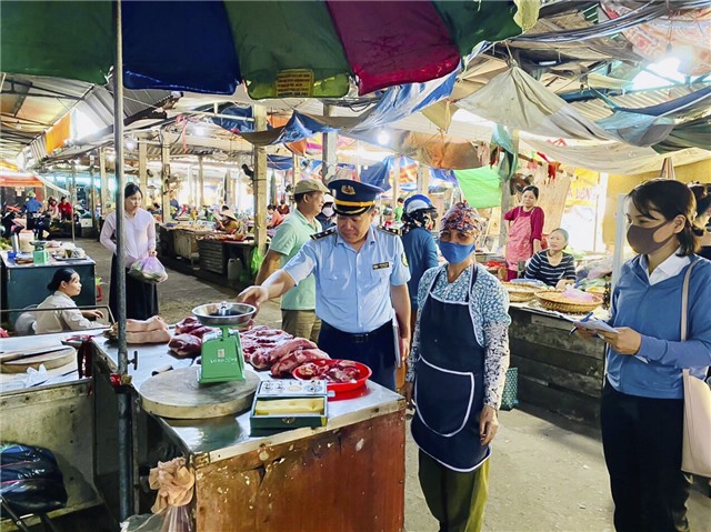 Đội Quản lý thị trường số 6 phối hợp kiểm tra thiết bị đo nhóm 2 (cân lò xo) tại các chợ 