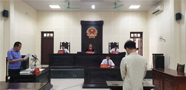 Từ 1/9, hút thuốc, sử dụng điện thoại trong phiên tòa bị phạt đến 500.000 đồng