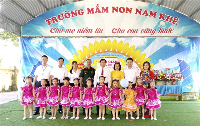 Đồng chí Đỗ Trường Sơn UVBTV Thành uỷ, Phó Chủ tịch HĐND thành phố dự chúc mừng khai giảng tại Trường Mầm non Nam Khê