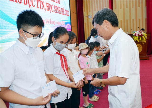 Nâng bước học sinh mồ côi, khuyết tật đến trường