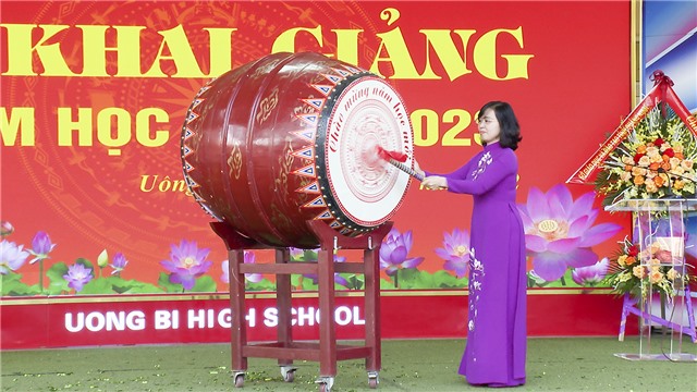 Đồng chí Trịnh Thị Minh Thanh – Phó Bí thư Tỉnh uỷ dự khai giảng tại Trường THPT Uông Bí 