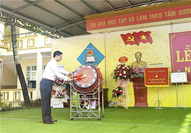 Đồng chí Phạm Tuấn Đạt, Phó Bí thư Thành uỷ, Chủ tịch UBND thành phố dự khai giảng năm học mới tại Trường THCS Trần Quốc Toản