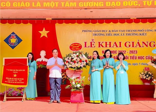 Đồng chí Bùi Văn Thành, Phó Chủ tịch UBND thành phố chúc mừng khai giảng tại Trường tiểu học Lý Thường Kiệt 
