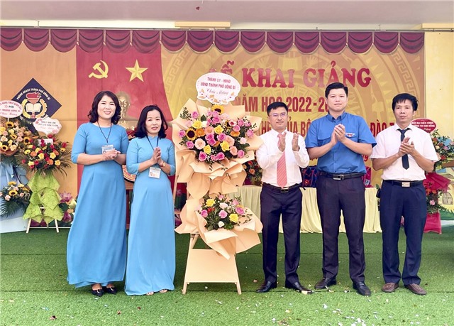 Đồng chí Nguyễn Đức Tiệp, Phó Chủ tịch UBND thành phố dự khai giảng năm học mới tại trường Tiểu học Kim Đồng