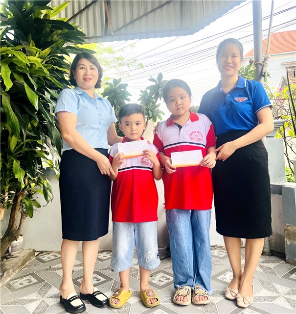 Công đoàn, Đoàn thanh niên Khối Chính quyền thành phố tặng quà Trung thu cho con đoàn viêncông đoàn có hoàn cảnh khó khăn