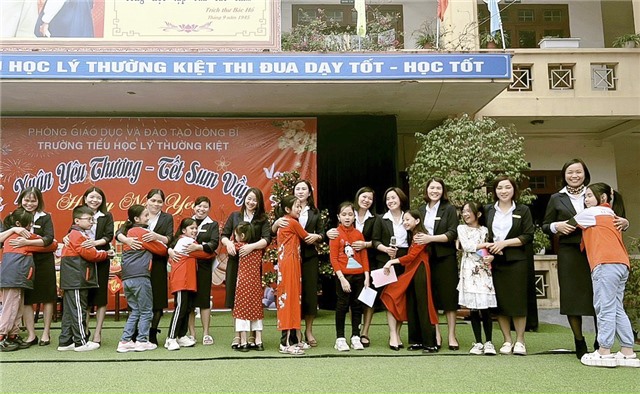 Trường Tiểu học Lý Thường Kiệt vui “Tết sum vầy” 2023 và trao quà cho học sinh có hoàn cảnh khó khăn