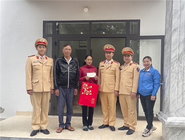 Chi Đoàn thanh niên Đội CSGT số 1 Công an tỉnh Quảng Ninh thăm tặng quà Tết hộ cận nghèo và gia đình khó khăn trên địa bàn phường Phương Đông