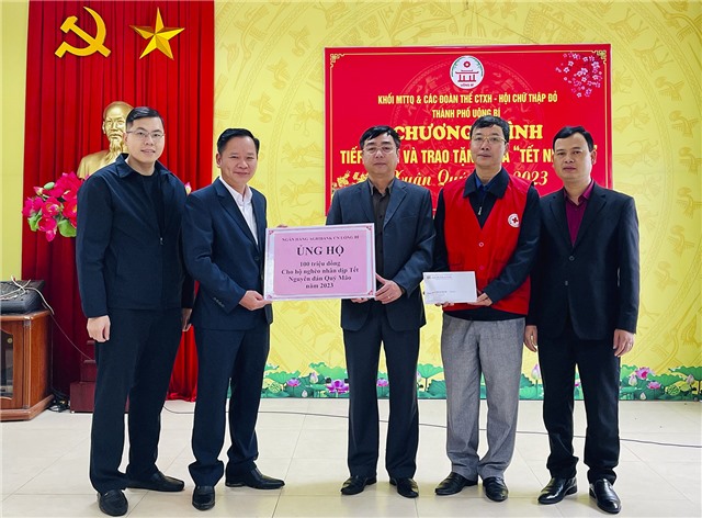 Tiếp nhận 100 triệu đồng ủng hộ quà Tết Nguyên đán Quý Mão 2023 