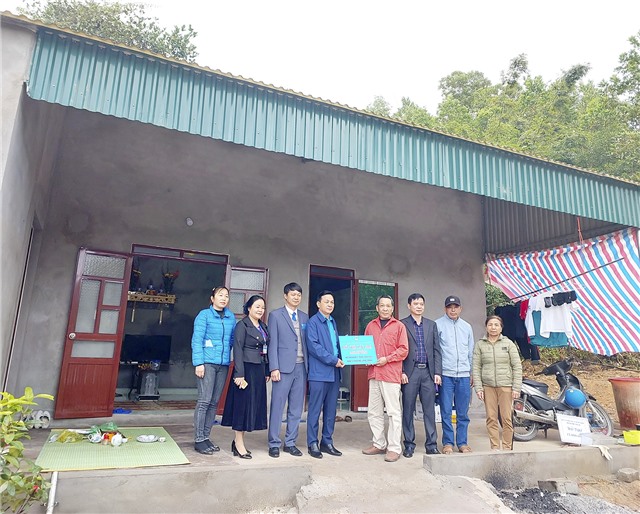 Trao hỗ trợ sửa chữa nhà ở cho hộ cận nghèo tại phường Vàng Danh