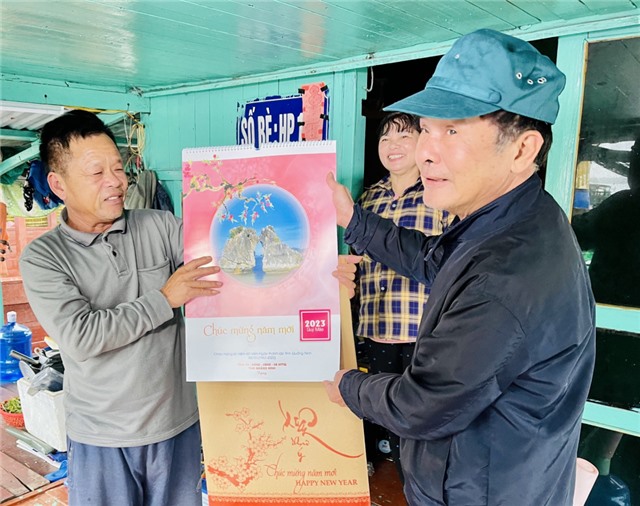 Trao tặng lịch Tết cho Nhân dân trong tỉnh: Món quà ý nghĩa trước thềm xuân mới