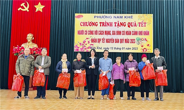 Phường Nam Khê trao 260 suất quà Tết cho đối tượng chính sách 