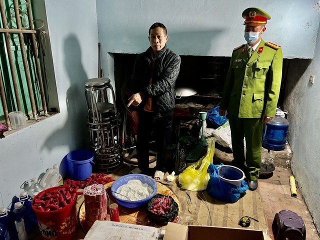 Bắt quả tang đối tượng sản xuất pháo nổ trái phép