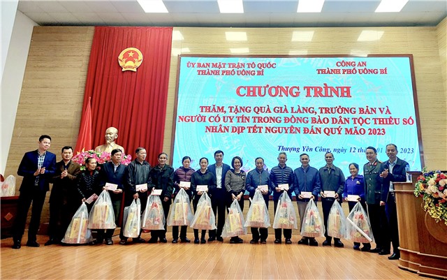 Tặng quà chúc Tết già làng, trưởng bản, người có uy tín trên địa bàn thành phố Uông Bí