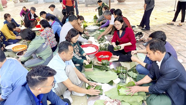 Phường Trưng Vương gói bánh chưng xanh - trao Tết an lành