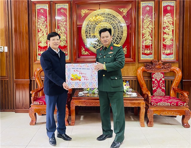 Đồng chí Đỗ Trường Sơn, Phó Chủ tịch HĐND thành phố tặng quà Tết